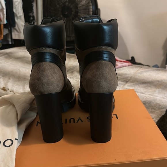 LOUIS VUITTON 
Suede Calfskin Monogram Star Trail Ankle Boots 40 Khaki - Picture 11 of 12